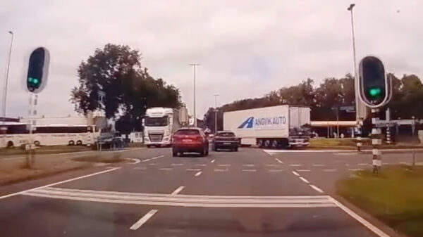 Nieuwe beelden van het Alfa-mannetje dat vrachtwagen brake checkte