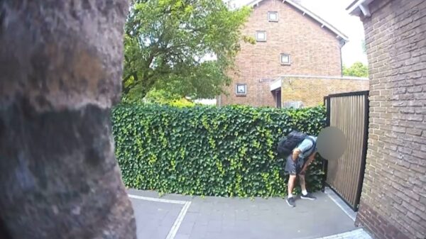 Viezerik 'op heterdaad betrapt' door deurbelcamera, beelden gaan viraal