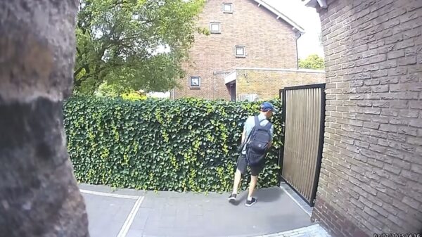 Viezerik 'op heterdaad betrapt' door deurbelcamera, beelden gaan viraal