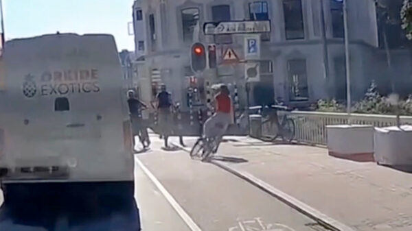 Nep-Nederlandse maakt flinke klapper nadat ze via de stoep wil afsnijden