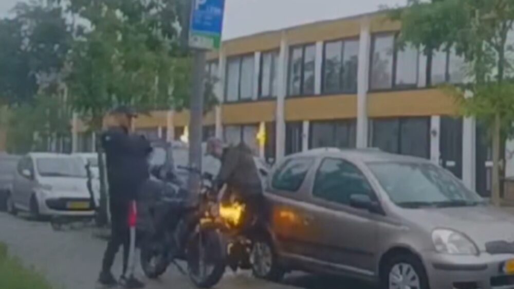 Schaamteloze snotapen jatten fatbike onder het oog van filmende toeschouwer