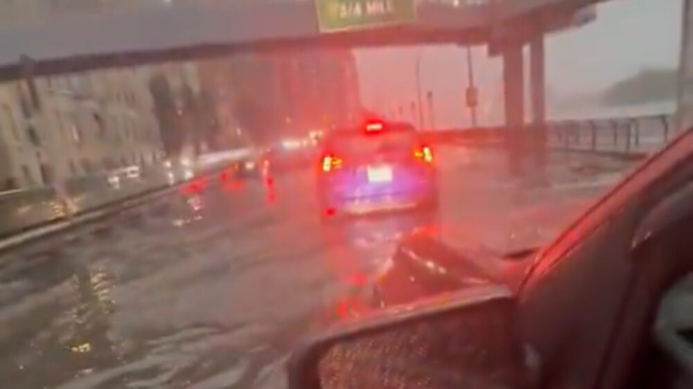 Twee doden en ondergelopen metro's na extreme hoosbui in New York