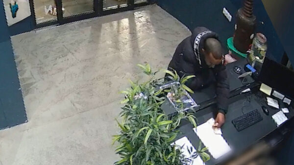 Overvaller bedreigt 18-jarige stagiaire in een Rotterdams hotel