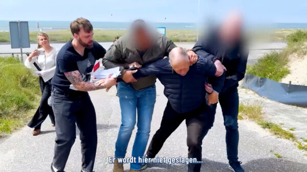 Pandjesbaas tikt Tim Hofman op z'n bakkes en sloopt hun camera