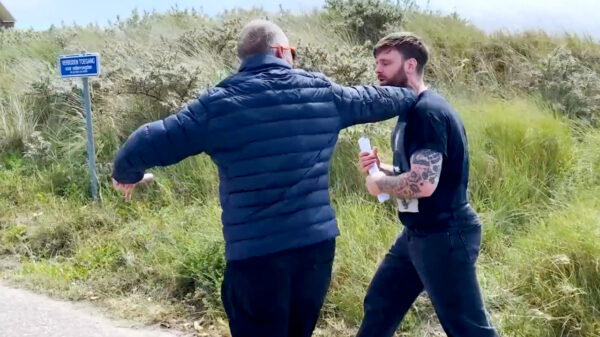 Pandjesbaas tikt Tim Hofman op z'n bakkes en sloopt hun camera