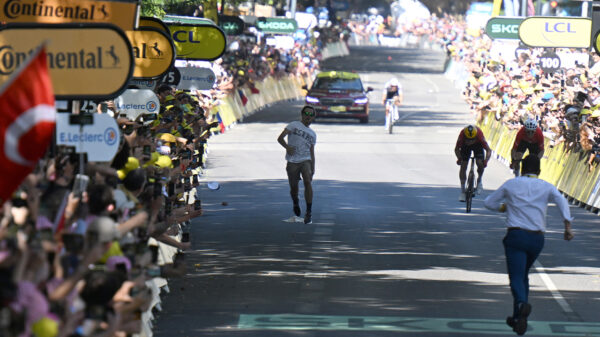 Pro-Palestina activist verstoort Tour de France, wordt hardhandig in de hekken gedrukt