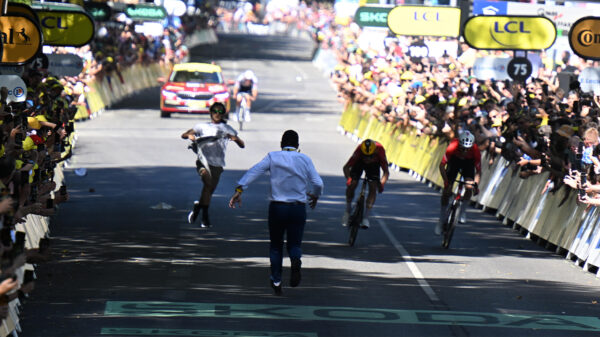 Pro-Palestina activist verstoort Tour de France, wordt hardhandig in de hekken gedrukt