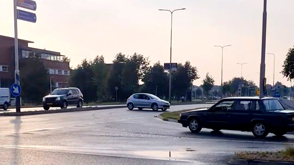 Peugeot-bink pakt herkansing na gênante bocht van 180 graden bij verkeerslicht