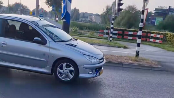 Peugeot-bink pakt herkansing na gênante bocht van 180 graden bij verkeerslicht