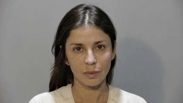 Vrouw geeft gehoor aan haar demonen en mishandelt bestuurder die kip platrijdt