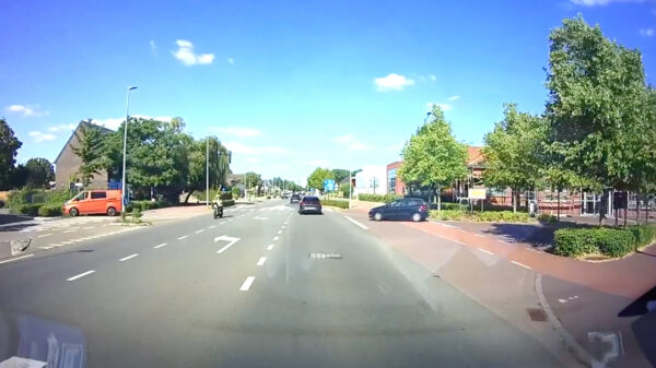 Overmoedige Belg negeert haaientanden en rijdt zichzelf bijna in de kreukels