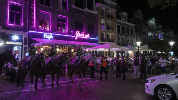 Nederlandse politie op jacht naar zuipende relschoppers in Knokke-Heist