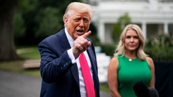 Donald Trump woest na 'onthulling' verjaardagswens aan Epstein