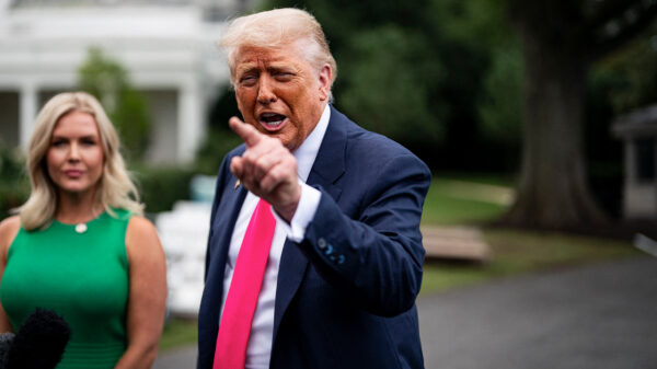 Donald Trump woest na 'onthulling' verjaardagswens aan Epstein