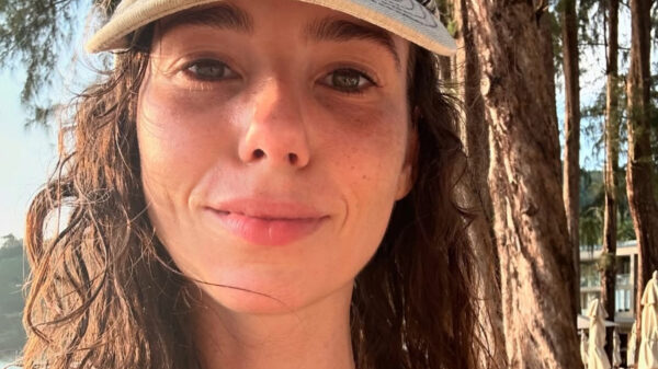 Filmpje van Gwen van Poorten in haar geboortehemd neemt het internet over