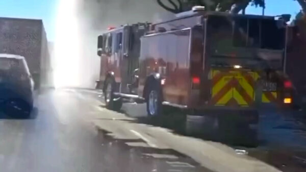 Twee stoere boys rijden door brandkraan en krijgen gratis carwash
