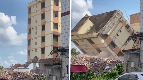 Graafmachine onder puin bedolven tijdens de sloop van een gebouw