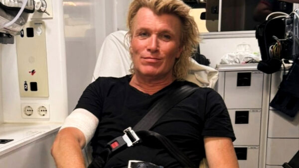 Arm van Hans Klok doorboord tijdens zwaardact in Scheveningen