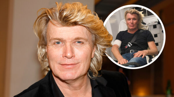 Arm van Hans Klok doorboord tijdens zwaardact in Scheveningen