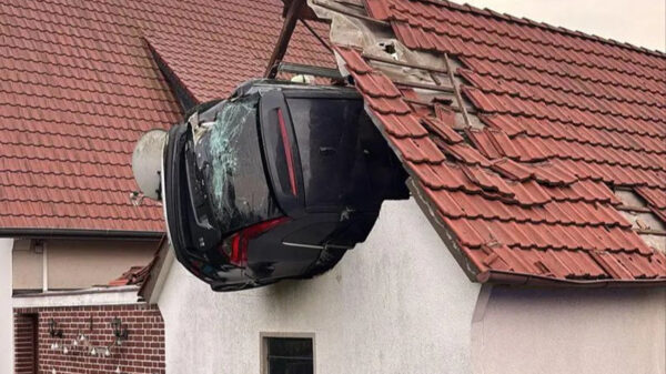 Auto belandt in tuin, schept 7-jarige jongen en eindigt in dak van schuur