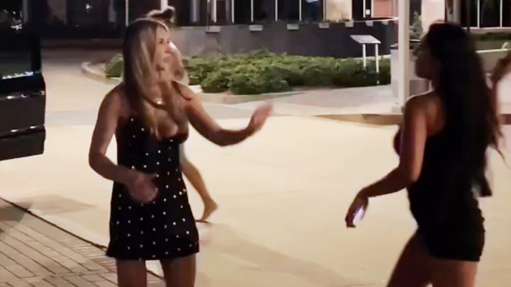Meerdere wardrobe malfunctions tijdens ordinair straatgevecht in Texas