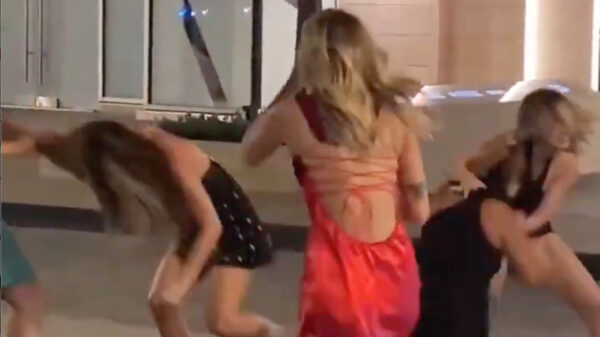 Meerdere wardrobe malfunctions tijdens ordinair straatgevecht in Texas