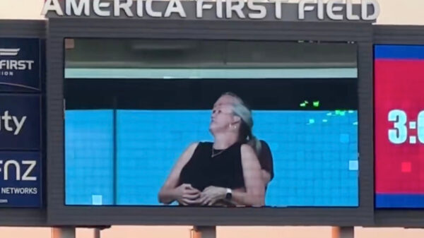 Hilarische trend in stadions na virale video van 'Coldplay-koppel'