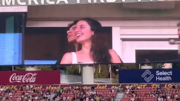 Hilarische trend in stadions na virale video van 'Coldplay-koppel'