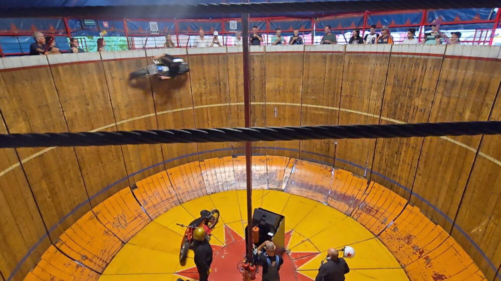 Stuntmotor in de Wall of Death gaat ondersteboven op de kermis van Uden