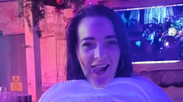 Even opletten: Nicolleke kan een fascinerend trucje met haar bowlingballen