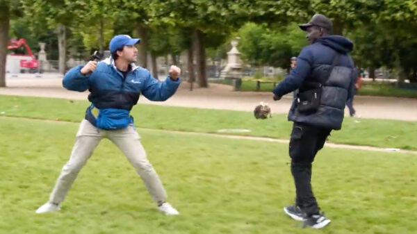 Youtuber Tyler Oliveira aangevallen door groep oplichters in Parijs