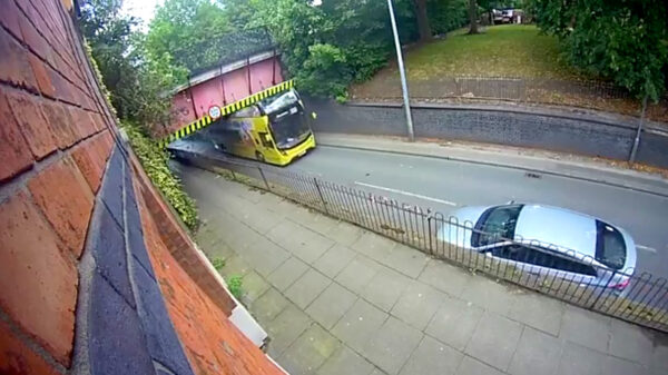 Buschauffeur onthoofdt bijna passagiers na klapper tegen lage brug