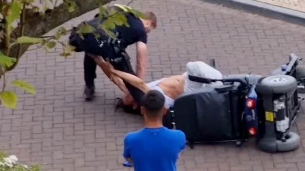 Beenloze man uit z'n scootmobiel geslingerd door politieagent