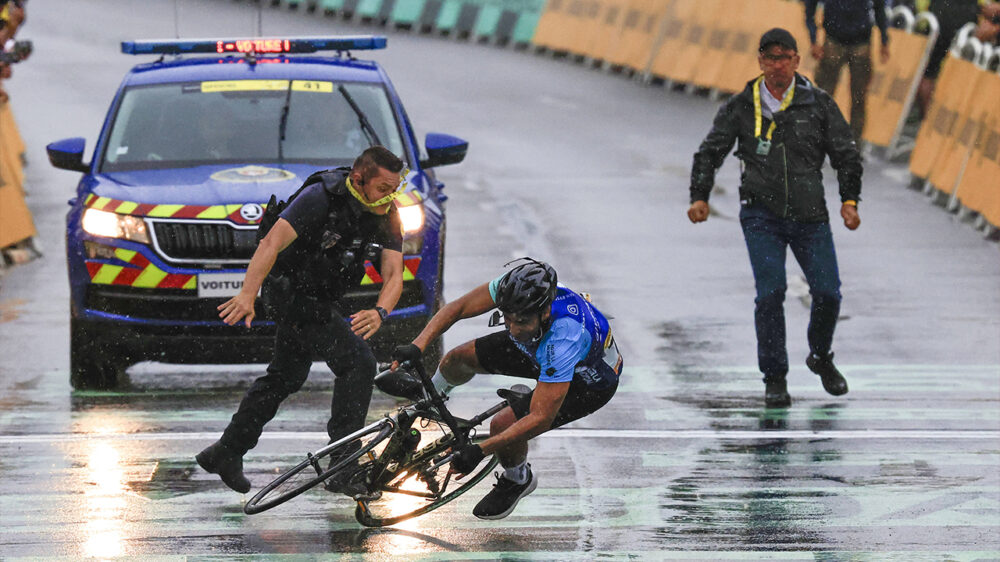Toeschouwer crasht finish Tour de France, politie deelt bodycheck uit