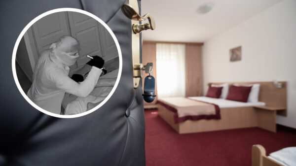 Inbreker skipt gouden sieraden en begluurt slapende vrouw in evakostuum