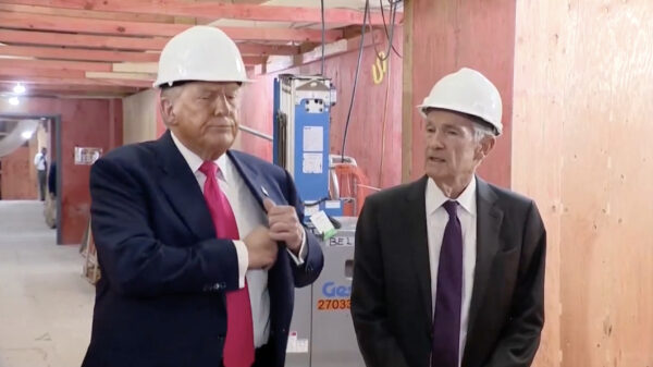 Trump beschuldigt centrale bank van fraude, Powell corrigeert hem op live tv