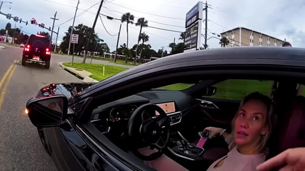 Arrogante Karen die 700k per jaar verdient denkt dat ze boven de wet staat