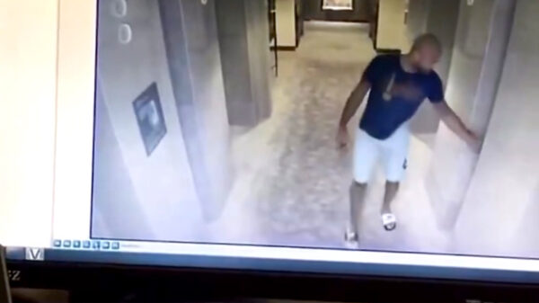 Voormalig NBA’er Dahntay Jones betrapt op ranzige actie in een hotel