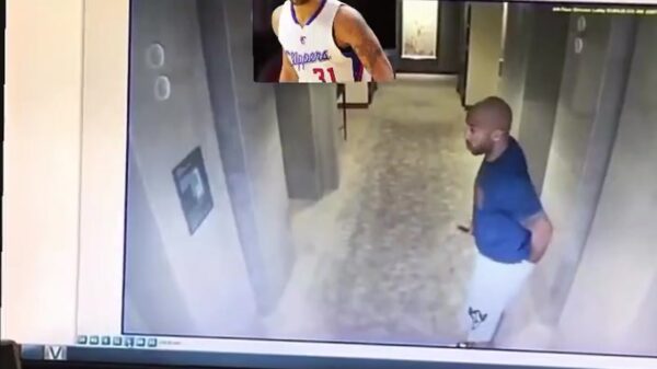 Voormalig NBA’er Dahntay Jones betrapt op ranzige actie in een hotel