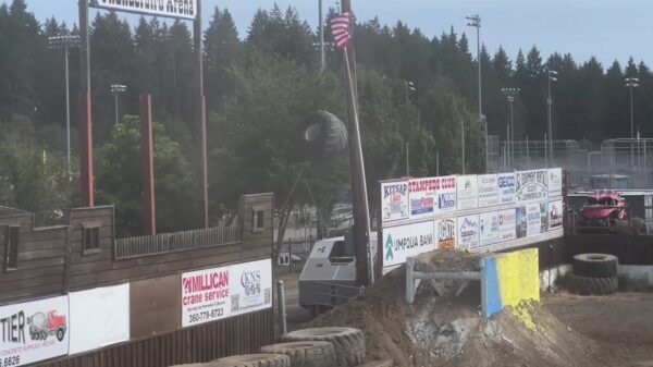 Monstertruck verliest wiel en verpulvert auto’s in Bremerton