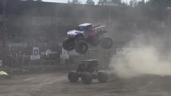 Monstertruck verliest wiel en verpulvert auto’s in Bremerton