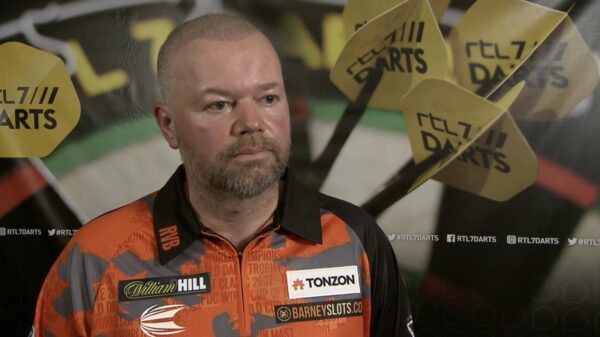 Van Barneveld uitgeschakeld in de 1e ronde van het WK darts: "Ik ben een amateur. Ik walg van mijzelf"