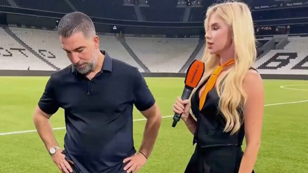 Hilariteit om Arda Turan die geen oogcontact met interviewster wil maken