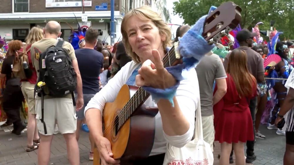 Gitaarmevrouw geeft Zomercarnaval in Rotterdam een muzikaal tintje