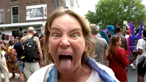 Gitaarmevrouw geeft Zomercarnaval in Rotterdam een muzikaal tintje