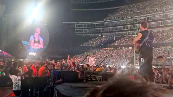 Betrapte CEO door kisscam bij Coldplay-concert wil de band aanklagen