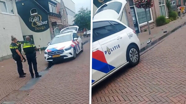 Agenten zien paaltje over 't hoofd en slopen onderkant van hun auto