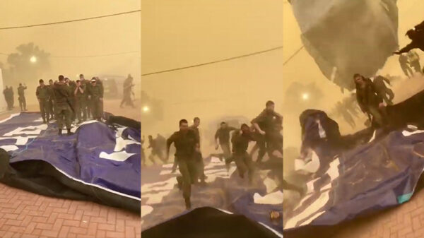 Soldaten proberen tent op te zetten met windkracht standje orkaan