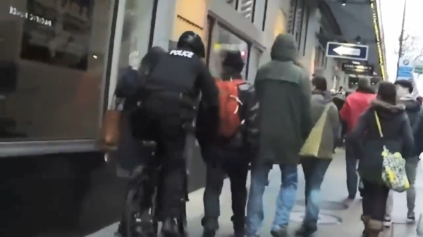 Amerikaanse politie houdt voetganger aan waar ze zelf tegenaan fietsen