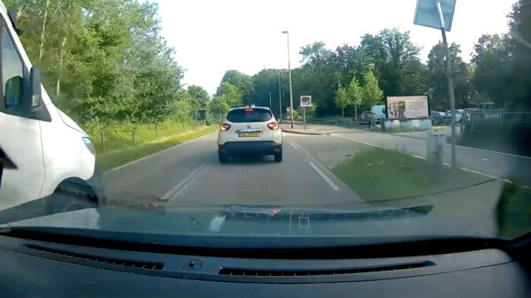 Tokkie in Sprinter perst zich er asociaal tussen op de N512 in Castricum